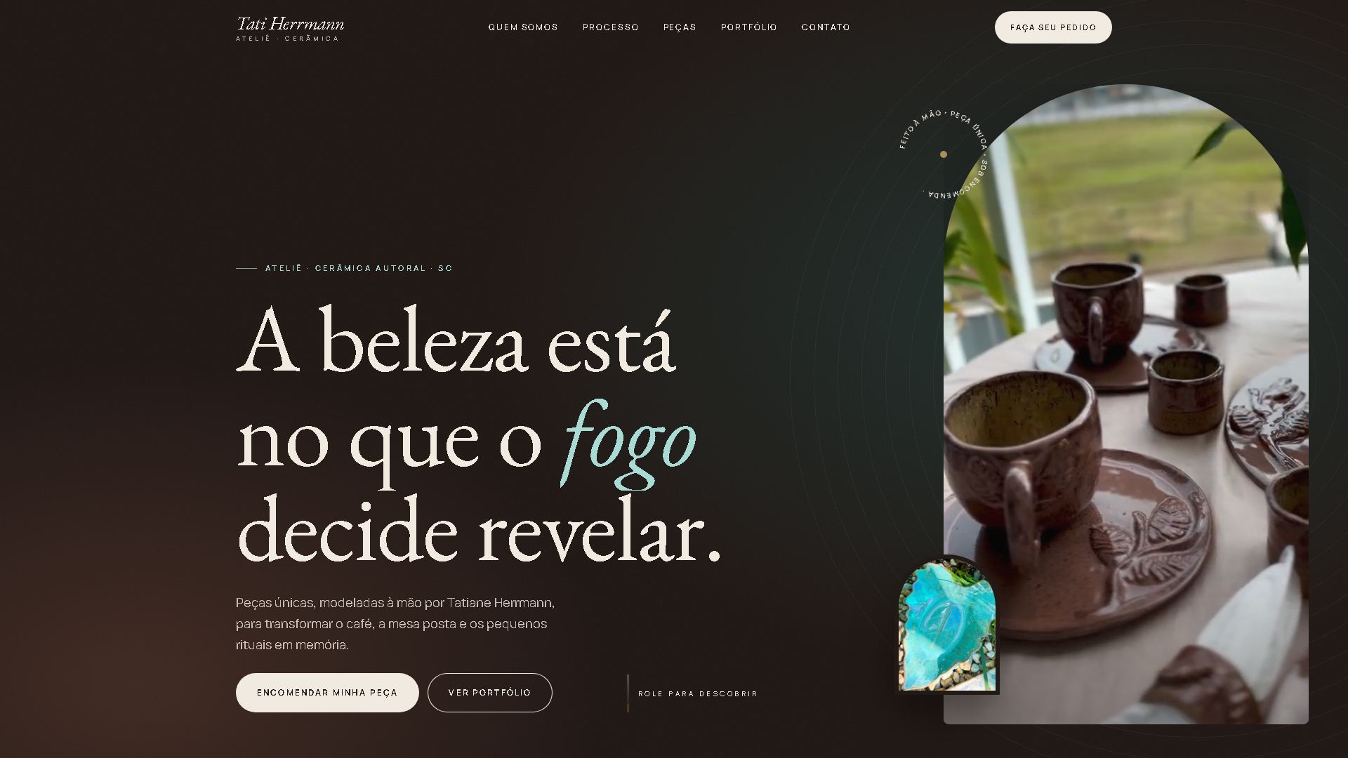 Topo do site: menu, frase A beleza está no que o fogo decide revelar, botões Encomendar minha peça e Ver portfólio e vídeo das xícaras numa moldura em arco