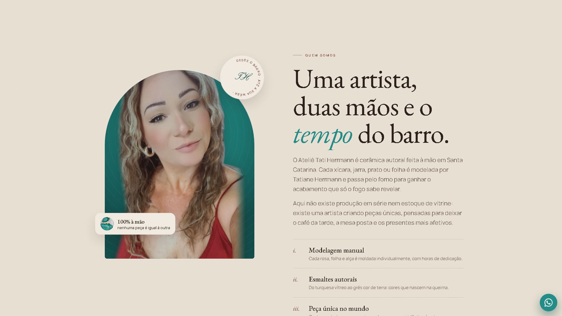 Bloco Quem somos: foto da Tati em moldura de arco turquesa e o título Uma artista, duas mãos e o tempo do barro