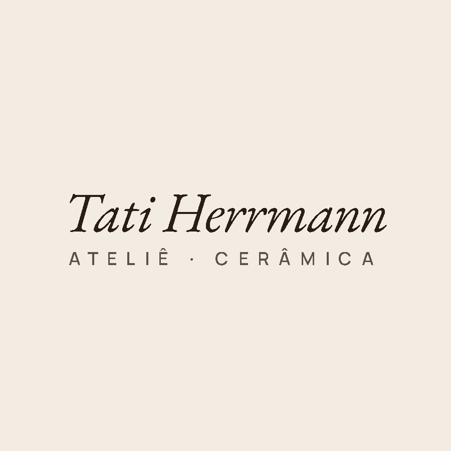 Logotipo do Ateliê Tati Herrmann: o nome em letra cursiva e a linha Ateliê · Cerâmica
