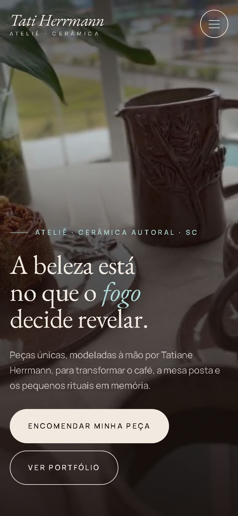 Site do ateliê no celular: vídeo das peças ocupando a tela atrás do título e dos botões